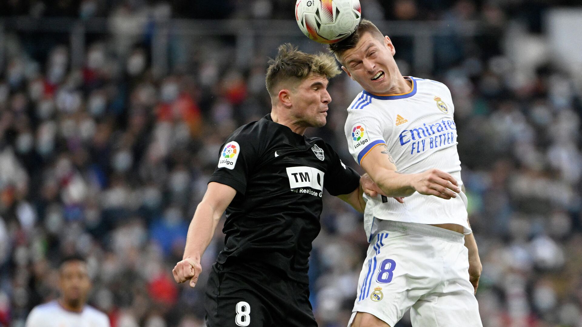 Elche's Spanish midfielder Raul Guti (L) vies with Real Madrid's German midfielder Toni Kroos for a header during the Spanish league football match between Real Madrid CF and Elche CF at the Santiago Bernabeu stadium in Madrid on January 23, 2022. (Photo by PIERRE-PHILIPPE MARCOU / AFP) - РИА Новости, 1920, 23.01.2022