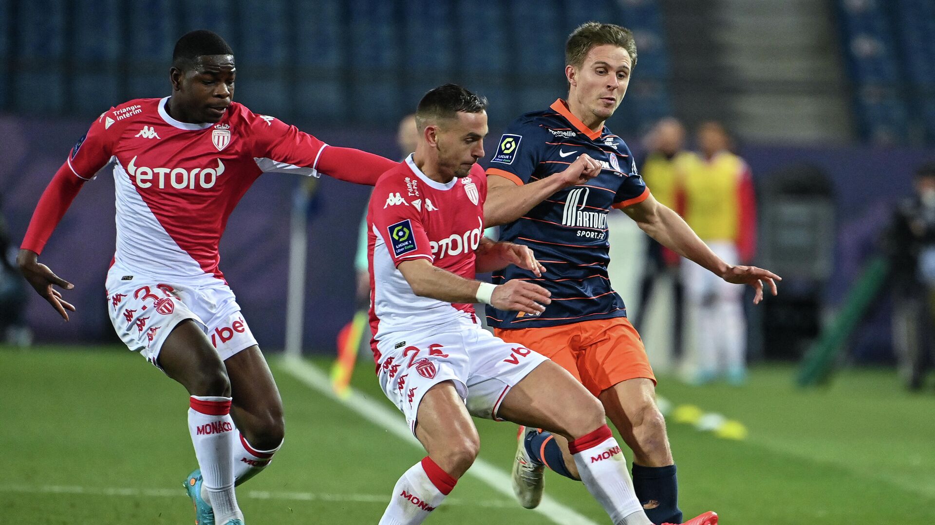 Monaco's French defender Ruben Aguilar (C) fights for the ball against Montpellier's French midfielder Joris Chotard (R) during the French L1 football match between Montpellier Herault SC and AS Monaco at Stade de la Mosson in Montpellier, southern France on on January 23, 2022. (Photo by Pascal GUYOT / AFP) - РИА Новости, 1920, 23.01.2022