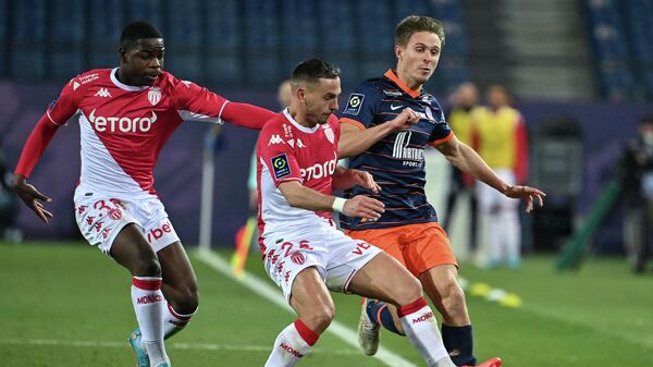 Monaco's French defender Ruben Aguilar (C) fights for the ball against Montpellier's French midfielder Joris Chotard (R) during the French L1 football match between Montpellier Herault SC and AS Monaco at Stade de la Mosson in Montpellier, southern France on on January 23, 2022. (Photo by Pascal GUYOT / AFP)
