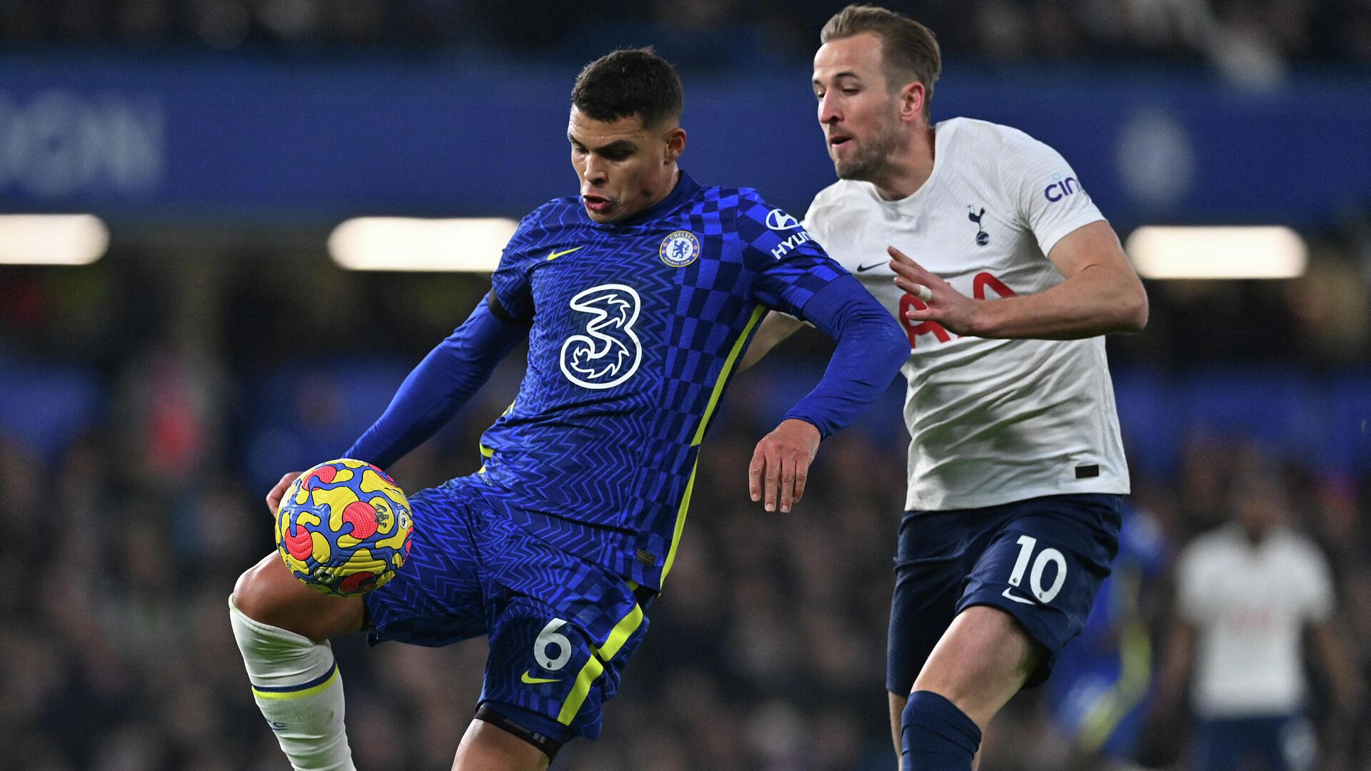 Chelsea's Brazilian defender Thiago Silva (L) comes under pressure from Tottenham Hotspur's English striker Harry Kane during the English Premier League football match between Chelsea and Tottenham Hotspur at Stamford Bridge in London on January 23, 2022. (Photo by JUSTIN TALLIS / AFP) / RESTRICTED TO EDITORIAL USE. No use with unauthorized audio, video, data, fixture lists, club/league logos or 'live' services. Online in-match use limited to 120 images. An additional 40 images may be used in extra time. No video emulation. Social media in-match use limited to 120 images. An additional 40 images may be used in extra time. No use in betting publications, games or single club/league/player publications. /  - РИА Новости, 1920, 23.01.2022