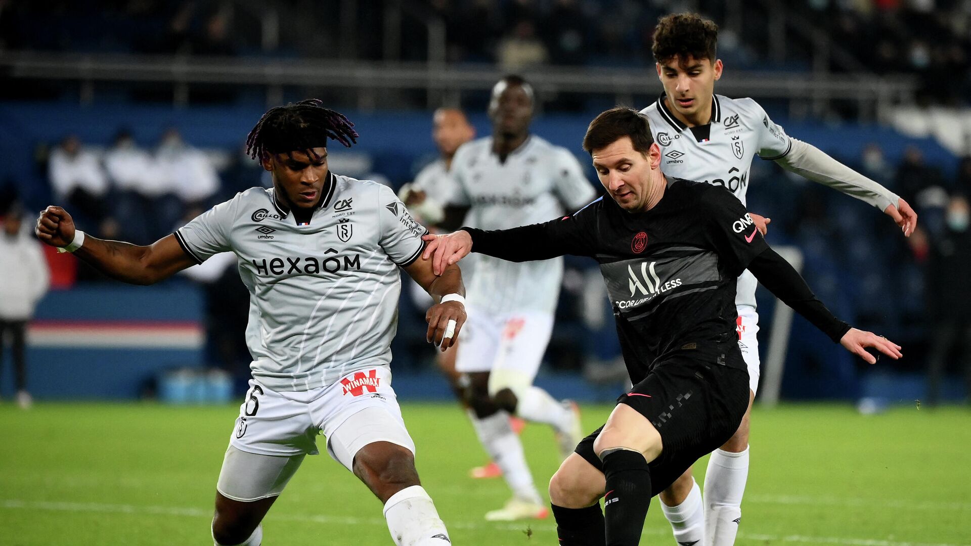 Paris Saint-Germain's Argentinian forward Lionel Messi (R) fights for the ball with Reims' French defender Andreaw Gravillon (L) during the French L1 football match between Paris Saint-Germain (PSG) and Reims at the Parc des Princes stadium in Paris on January 23, 2022. (Photo by Franck FIFE / AFP) - РИА Новости, 1920, 24.01.2022