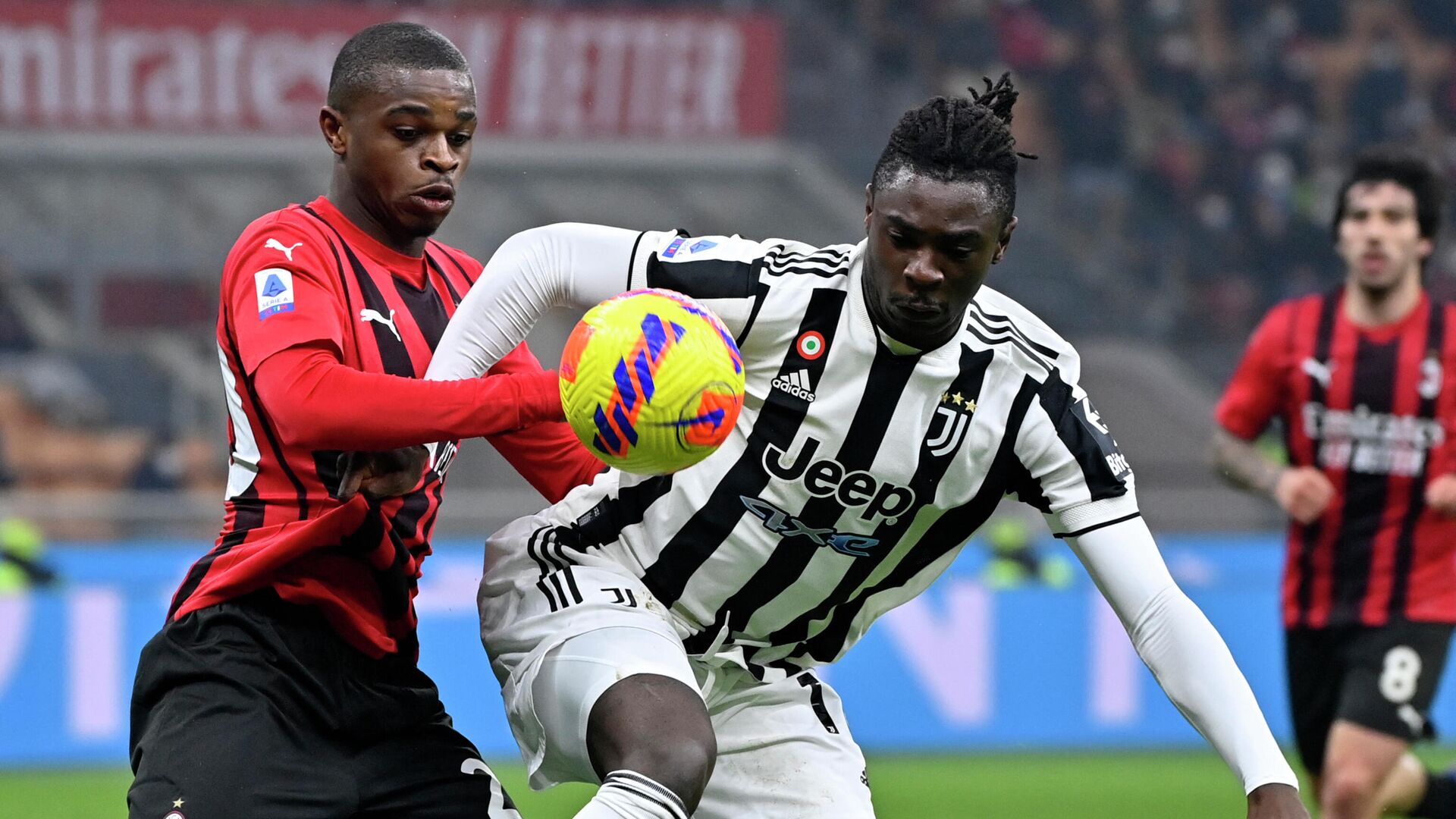 AC Milan's French defender Pierre Kalulu (L) and Juventus' Italian forward Moise Kean go for the ball during the Italian Serie A football match between AC Milan and Juventus on January 23, 2022 at the San Siro stadium in Milan. (Photo by Alberto PIZZOLI / AFP) - РИА Новости, 1920, 24.01.2022