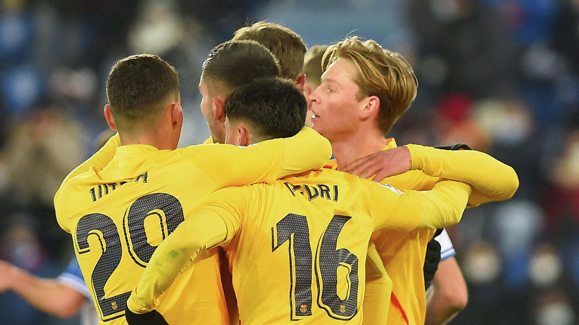 Barcelona's Dutch midfielder Frenkie De Jong (R) celebrates with teammates after scoring a goal during the Spanish league football match between Deportivo Alaves and FC Barcelona at the Mendizorroza stadium in Vitoria on January 23, 2022. (Photo by Ander GILLENEA / AFP) - РИА Новости, 1920, 24.01.2022