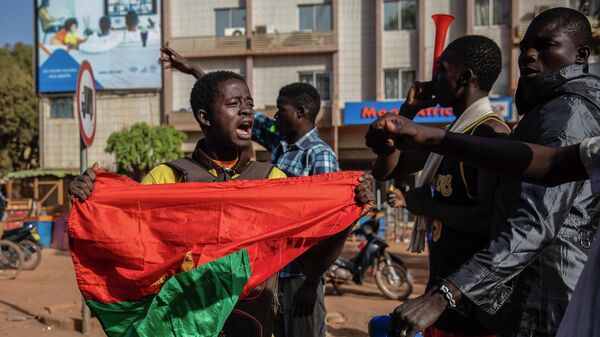 Протестующие, требующие отставки президента Роша Марка Кристиана Каборе, на улице столицы Буркина-Фасо Уагадугу