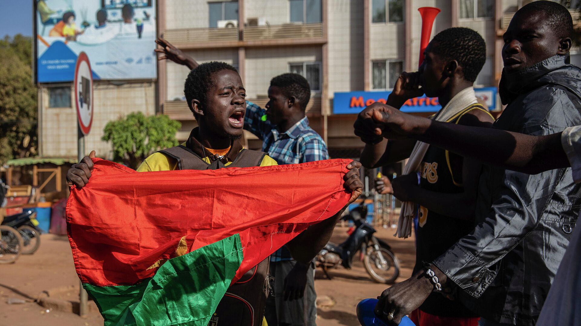 Протестующие, требующие отставки президента Роша Марка Кристиана Каборе, на улице столицы Буркина-Фасо Уагадугу - РИА Новости, 1920, 24.01.2022