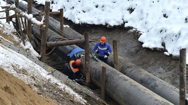 Сотрудники Мосгаза осматривают газопровод