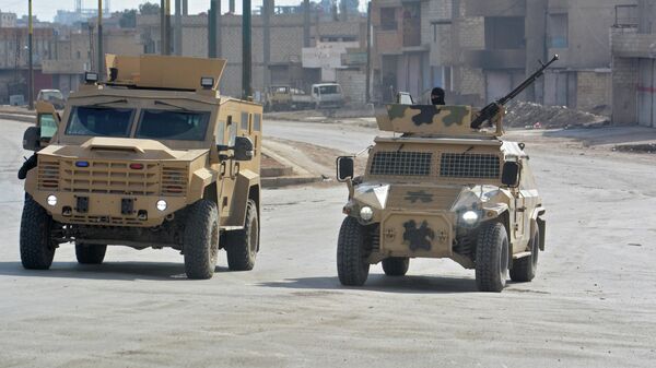 Бойцы сирийских демократических сил (SDF) патрулируют улицу в городе Эль-Хасаке