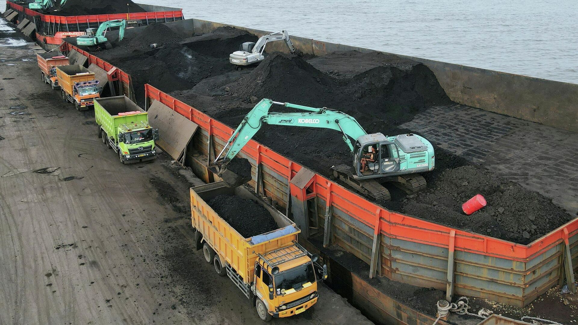 Разгрузка угля в порту Karya Citra Nusantara в Северной Джакарте, Индонезия. 13 января 2022 года - РИА Новости, 1920, 24.01.2022