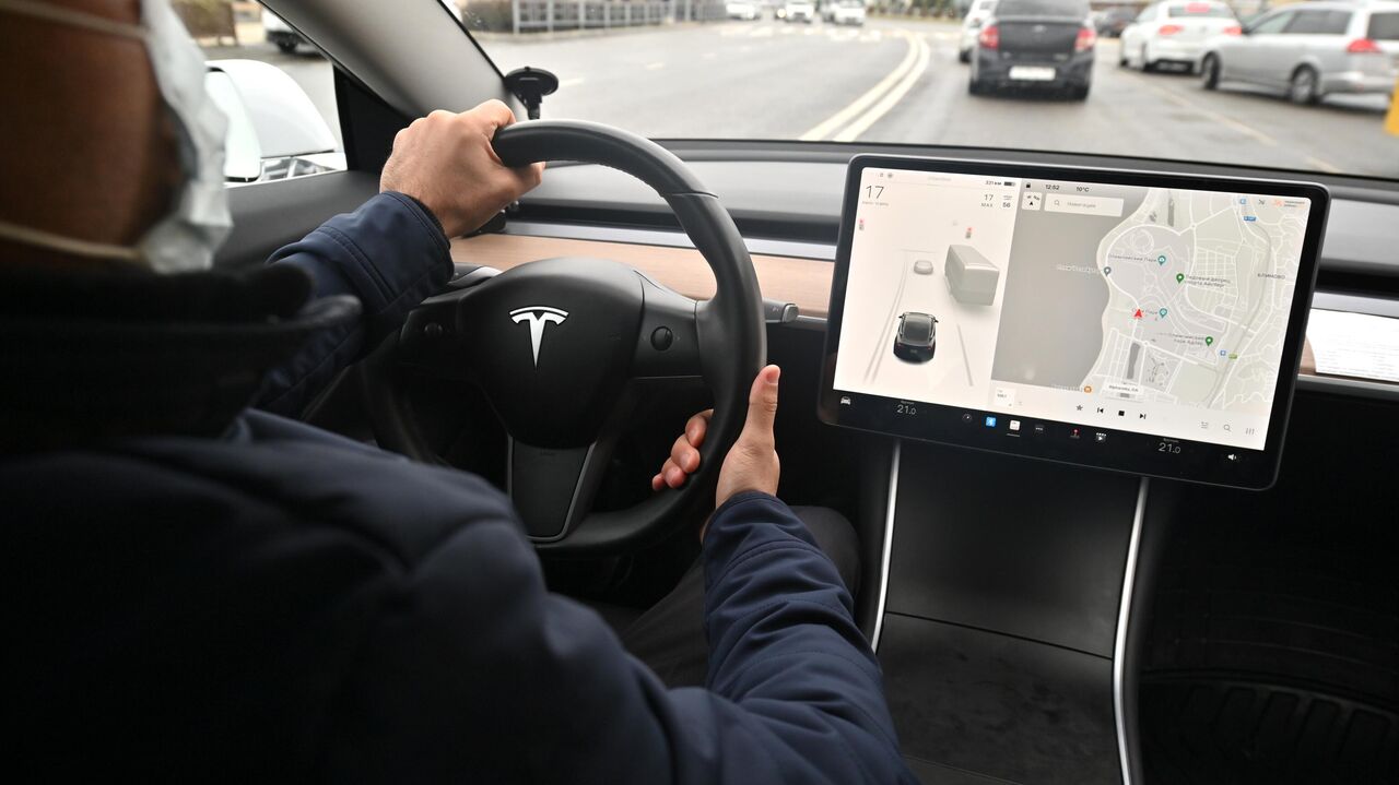 Автомобилю Tesla оторвало два колеса после ДТП в Москве - РИА Новости,  30.03.2024