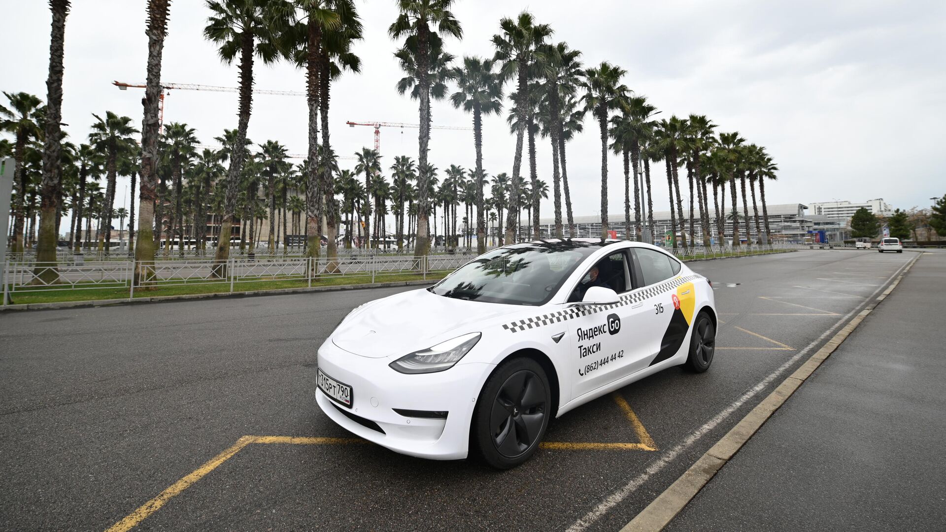 Электромобиль едет по федеральной территории Сириус в Сочи - РИА Новости, 1920, 13.06.2022