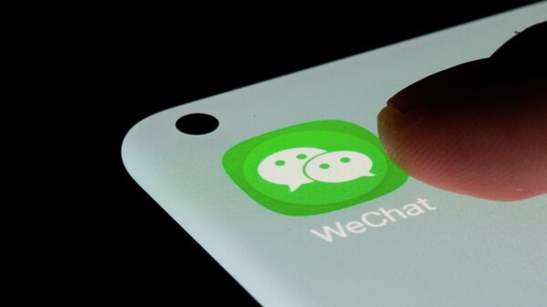 Иконка приложения WeChat на смартфоне 