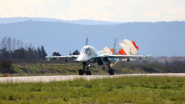 Истребитель-бомбардировщик Су-34 на авиабазе Хмеймим во время совместного патрулирования военных России и Сирии