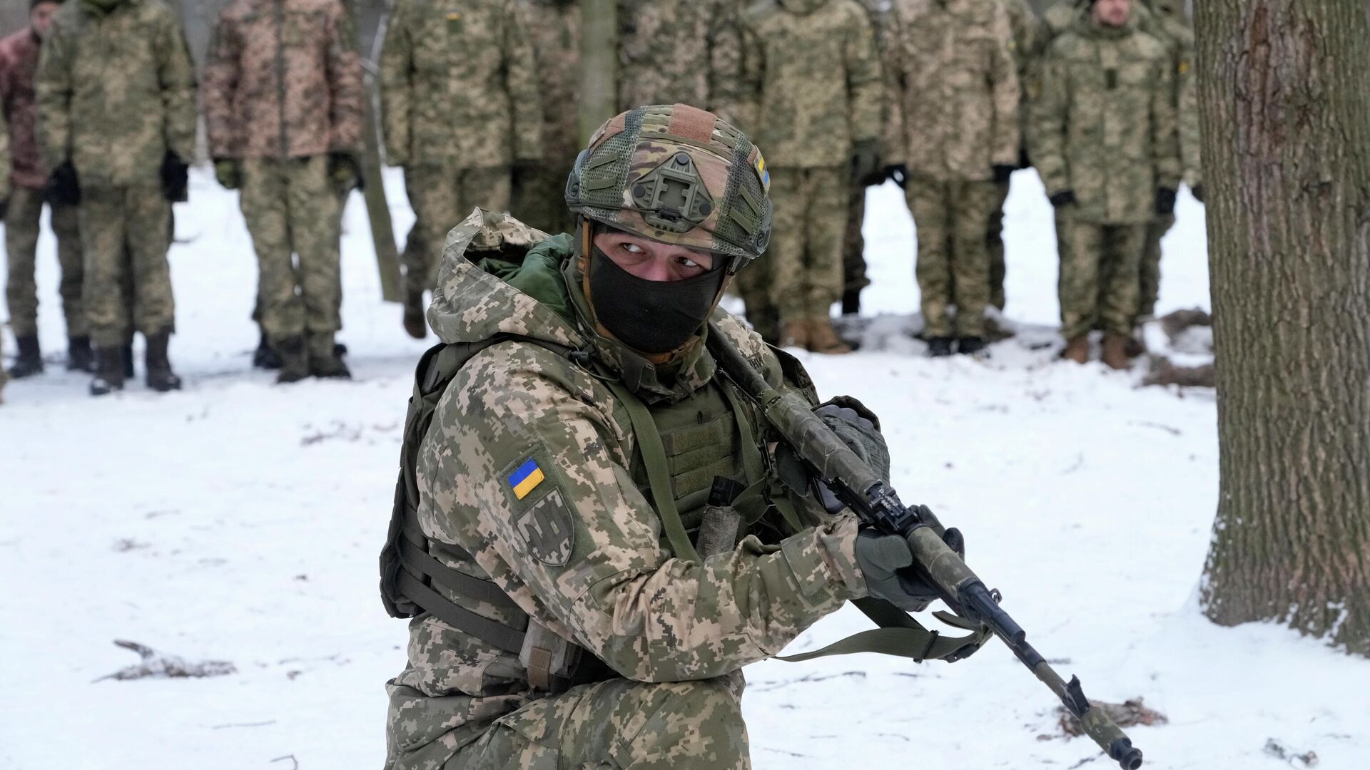 Инструктор во время тренировки военнослужащих в городском парке в Киеве - РИА Новости, 1920, 26.01.2022