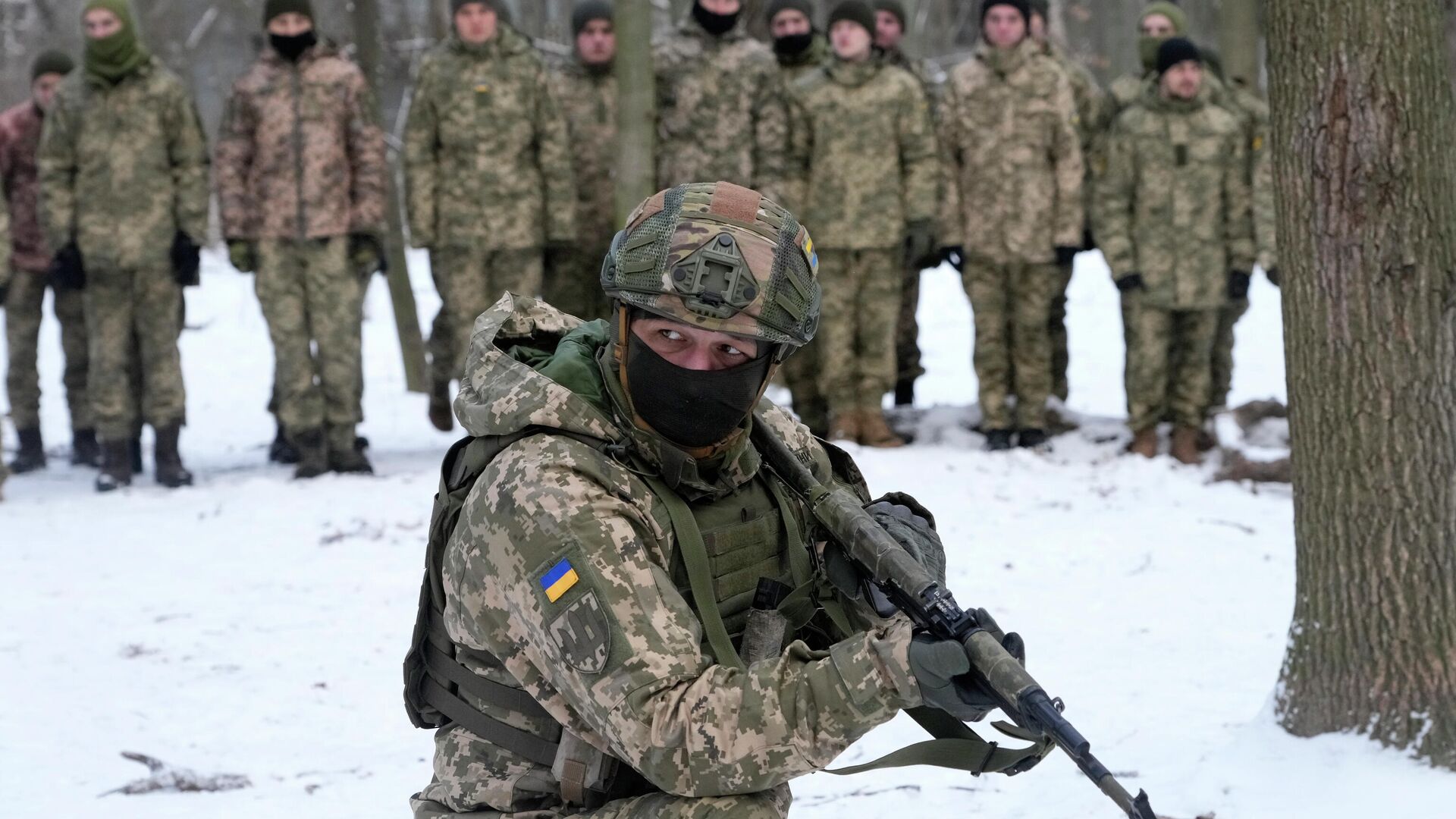 Инструктор во время тренировки военнослужащих в городском парке в Киеве - РИА Новости, 1920, 01.02.2022