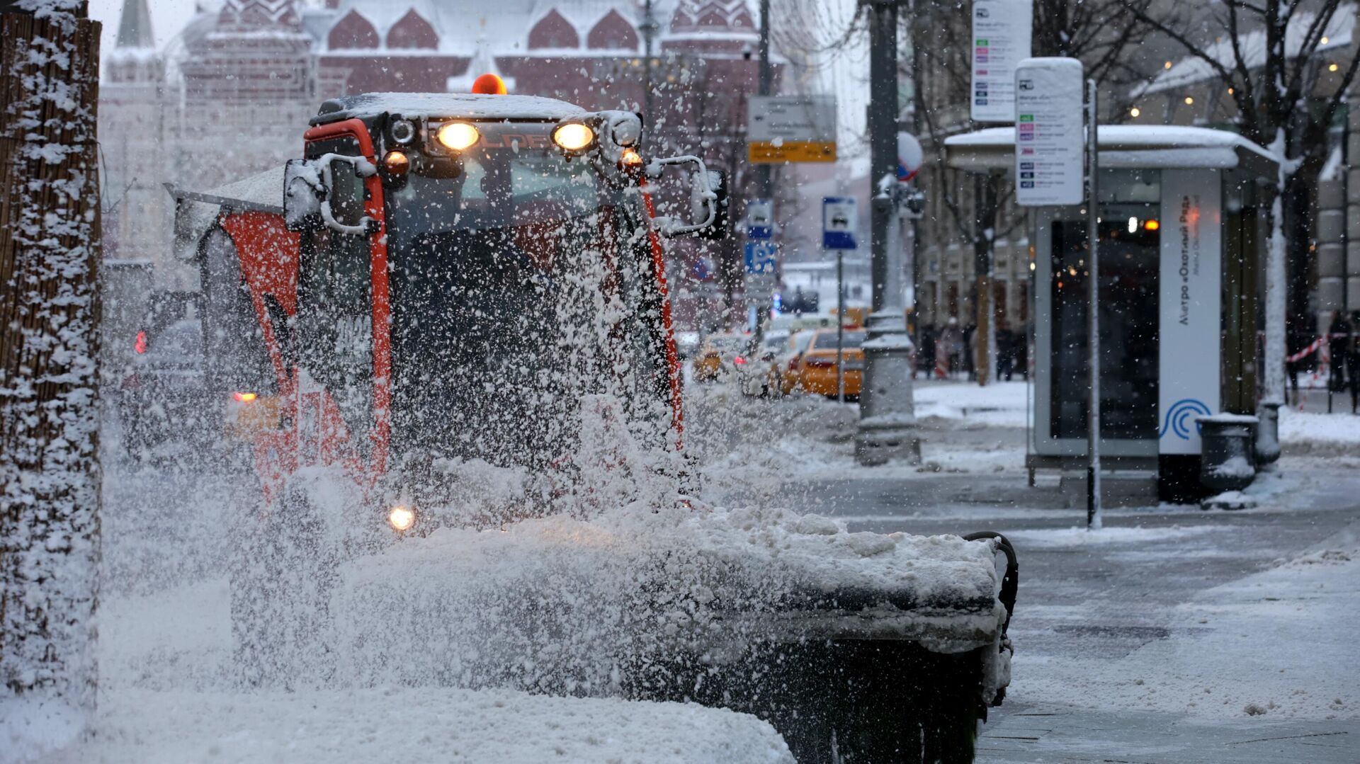 Снегоуборочная техника убирает снег на одной из улиц в Москве - РИА Новости, 1920, 24.01.2022