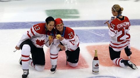 Женская сборная Канады по хоккею празднует победу на ОИ-2010