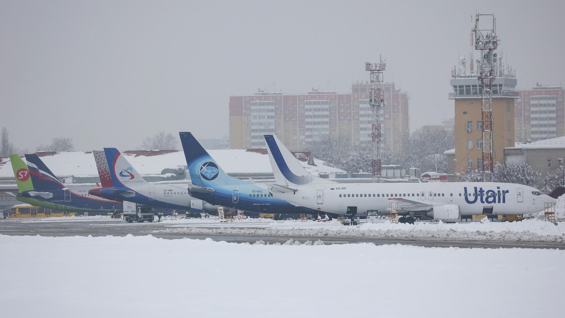 Пассажирские самолеты в аэропорту зимой - РИА Новости, 1920, 18.11.2022