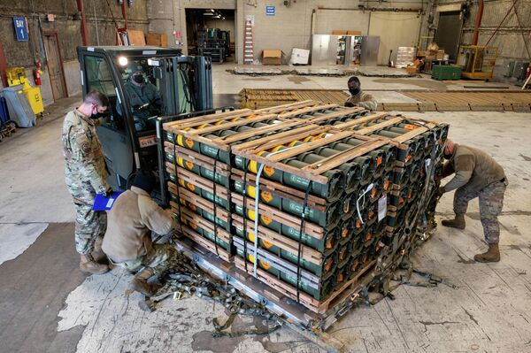 Летчики укладывают на поддоны боеприпасы, оружие и другое оборудование для Украины на военно-воздушной базе Довер, штат Делавэр, США