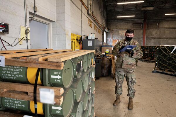 Боеприпасы, оружие и другое оборудование для Украины на военно-воздушной базе Довер, штат Делавэр, США