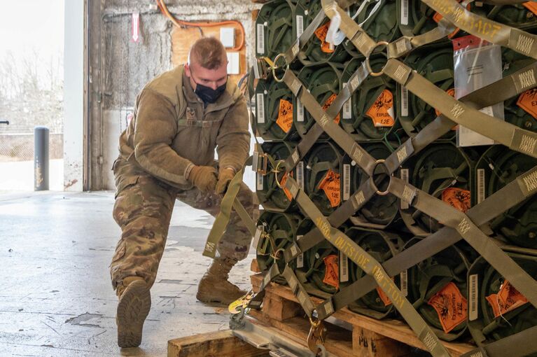 Старший летчик укладывает на поддоны боеприпасы, оружие и другое оборудование для Украины на военно-воздушной базе Довер, штат Делавэр, США