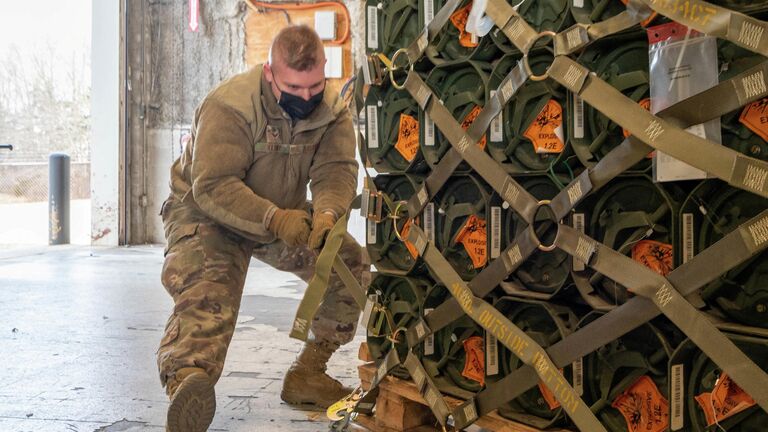 Старший летчик укладывает на поддоны боеприпасы, оружие и другое оборудование для Украины на военно-воздушной базе Довер, штат Делавэр, США
