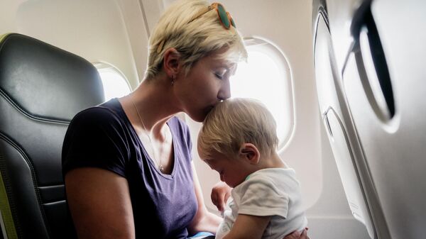 Пассажирка с ребенком в салоне самолета