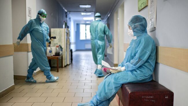 Медицинские работники в коридоре госпиталя для пациентов с Covid-19