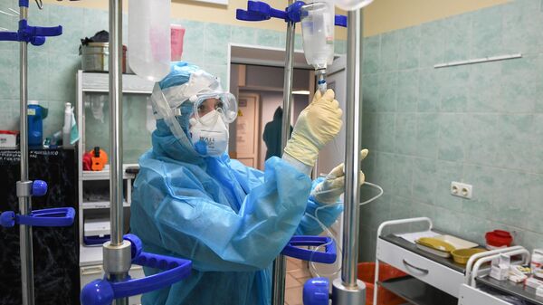 Медицинская сестра готовит капельницы в процедурном кабинете во временном госпитале для пациентов с Covid-19 на базе роддома No2 в Симферополе