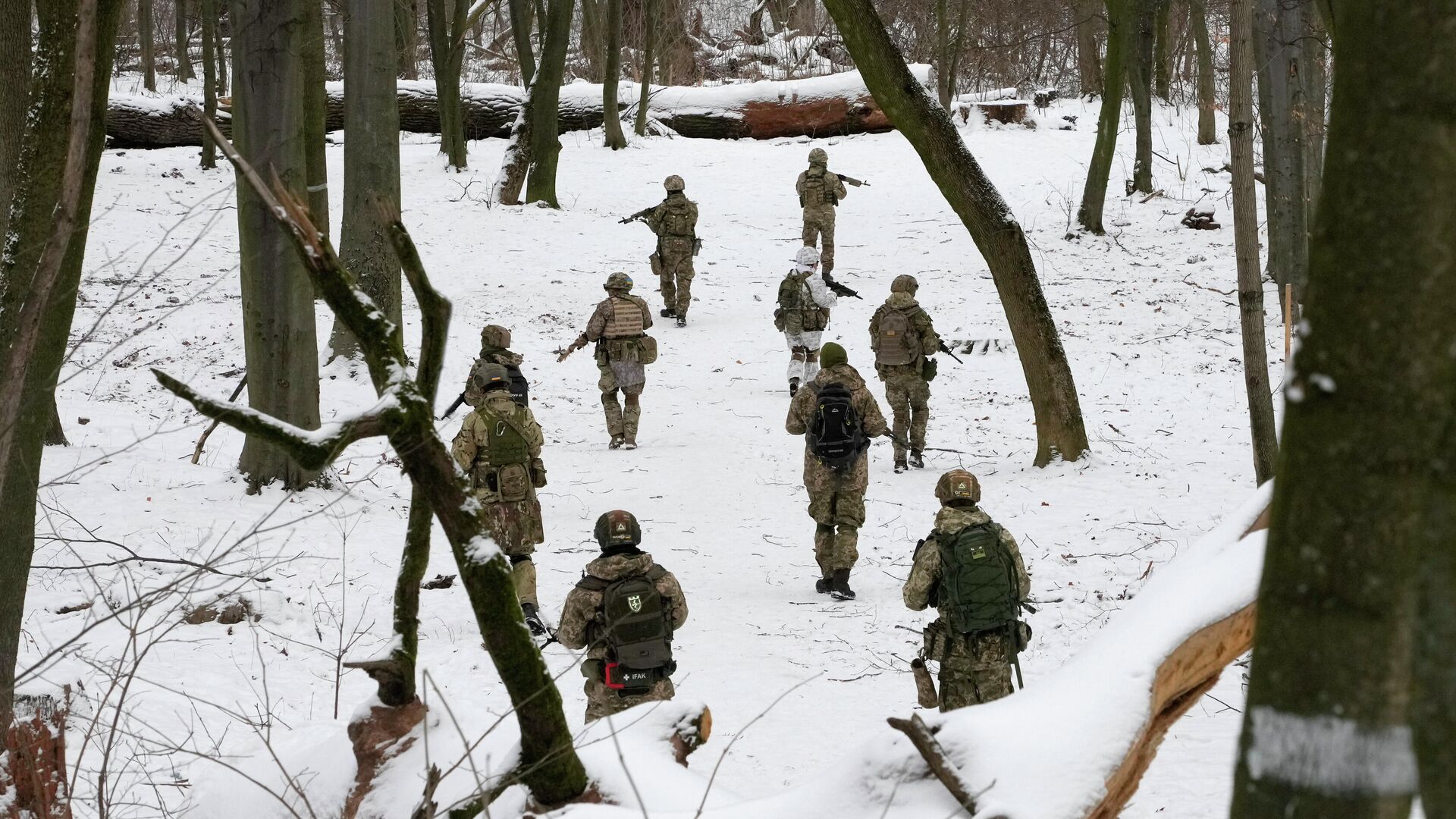 Украинские военнослужащие во время тренировки в городском парке в Киеве - РИА Новости, 1920, 06.02.2022