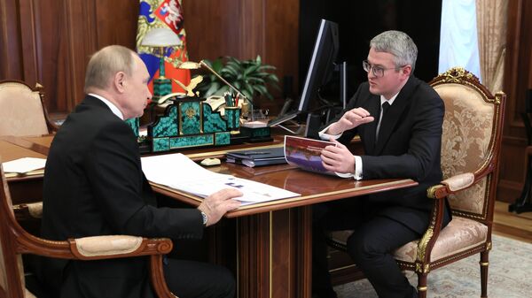 Президент РФ Владимир Путин и губернатор Камчатского края Владимир Солодов во время встречи. 24 января 2022