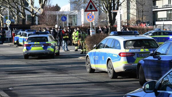 Полицейские автомобили на территории кампуса университета в Гейдельберге, после того, как там была открыта стрельба