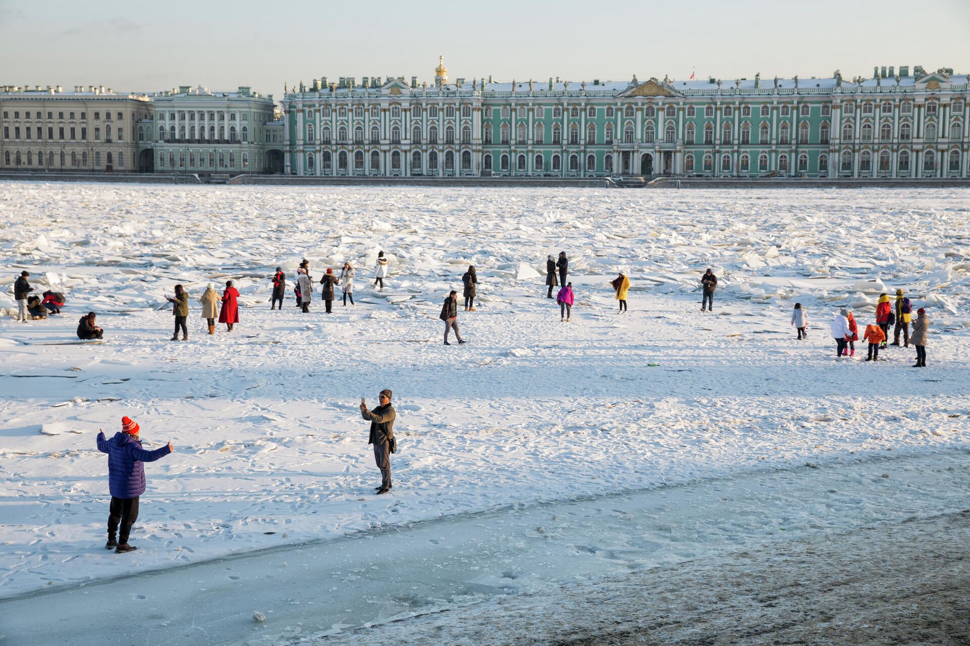 Люди на льду замерзшей Невы в Санкт-Петербурге Люди на льду замерзшей Невы в Санкт-Петербурге - РИА Новости, 1920, 12.12.2025