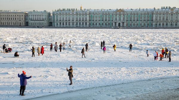Люди на льду замерзшей Невы в Санкт-Петербурге