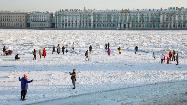 Люди на льду замерзшей Невы в Санкт-Петербурге