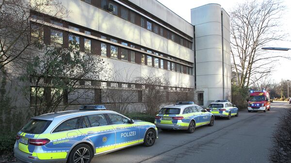 Полицейские автомобили на территории кампуса университета в Гейдельберге, после того, как там была открыта стрельба