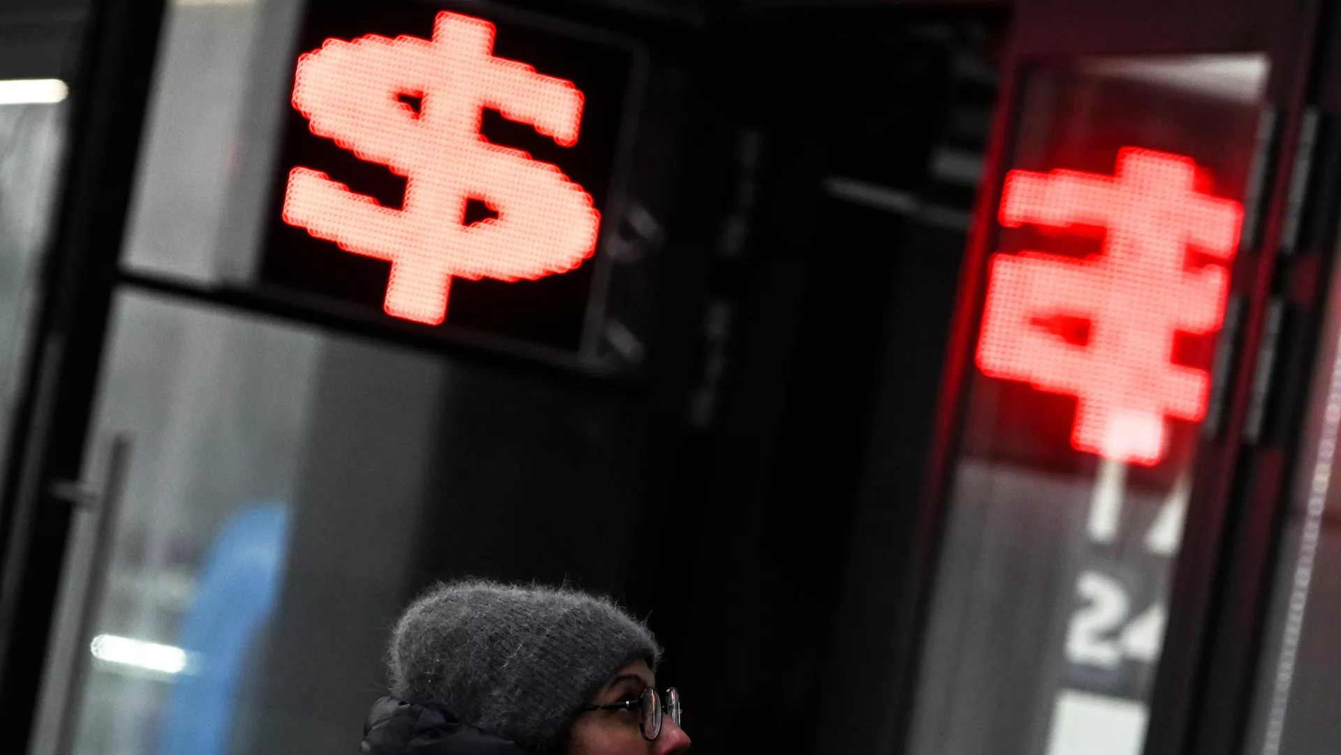 Ένας ηλεκτρονικός πίνακας αποτελεσμάτων με μια πινακίδα δολαρίου σε έναν δρόμο στη Μόσχα - RIA Novosti, 1920, 03/09/2022