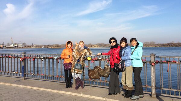 Гид Ксения Артемьева с туристами из Китая