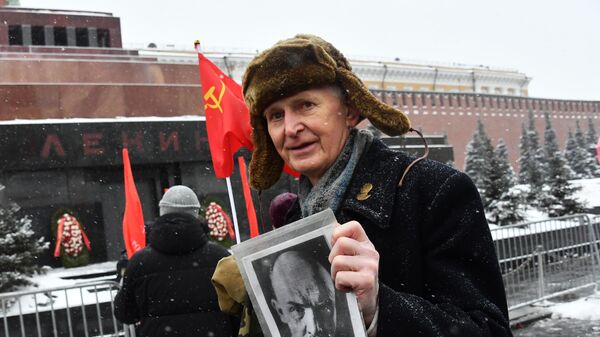 Мужчина на церемонии возложения цветов к Мавзолею В. И. Ленина на Красной площади в Москве