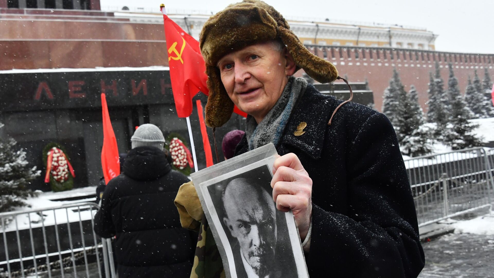 Мужчина на церемонии возложения цветов к Мавзолею В. И. Ленина на Красной площади в Москве - РИА Новости, 1920, 24.01.2022