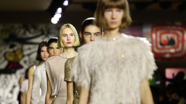 Модели во время показа коллекции Dior Весна-Лето 2022 на Неделе высокой моды в Париже