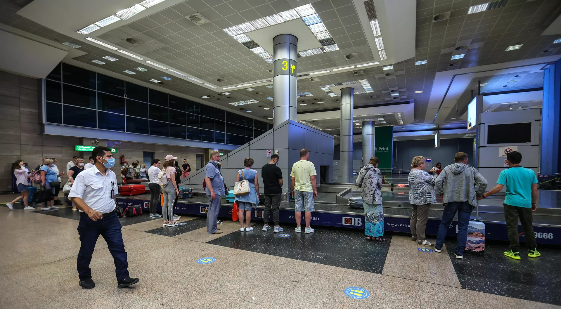 Российские туристы во время получения багажа в международном аэропорту Каира - РИА Новости, 1920, 26.01.2023