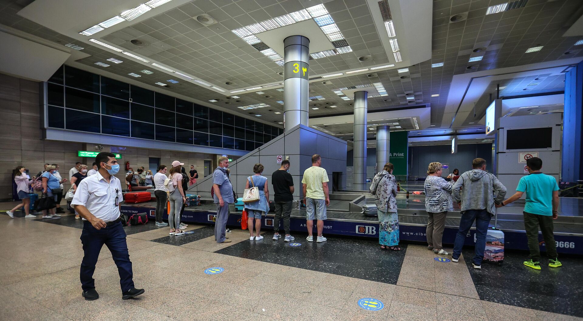 Российские туристы во время получения багажа в международном аэропорту Каира - РИА Новости, 1920, 02.09.2022