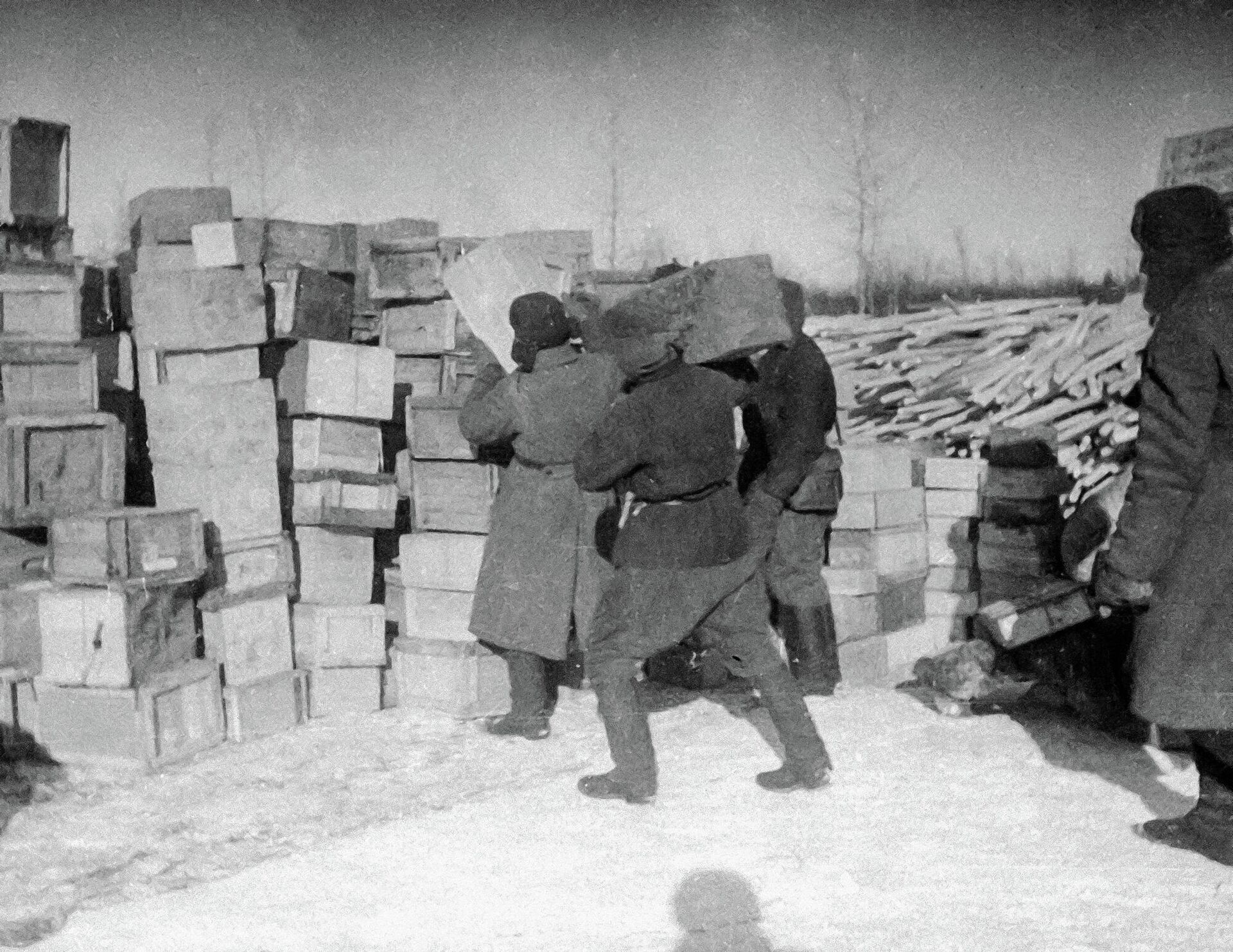 Солдаты разгружают ящики с продовольствием на складе на Ладожском озере во время Великой Отечественной войны - РИА Новости, 1920, 24.01.2022