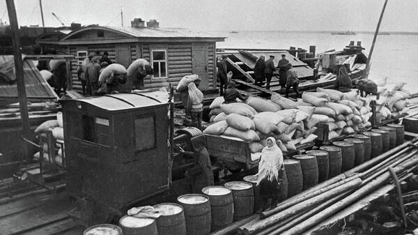 Доставка продовольствия по Ладожскому озеру на барже в осажденный Ленинград