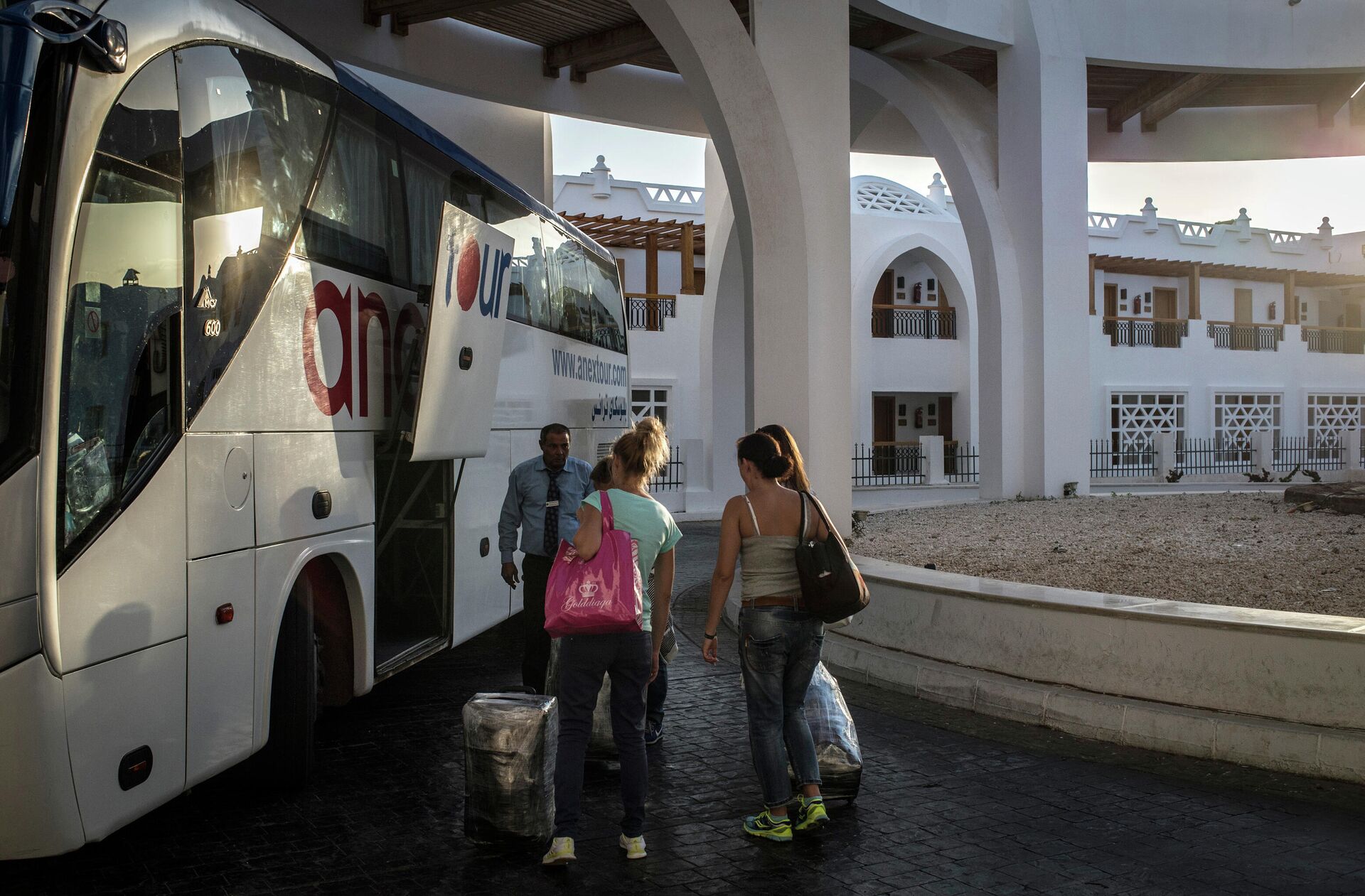 Российские туристы садятся в автобус, следующий в международный аэропорт в Шарм эш Шейх - РИА Новости, 1920, 03.03.2022