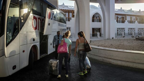 Российские туристы садятся в автобус, следующий в международный аэропорт в Шарм эш Шейх