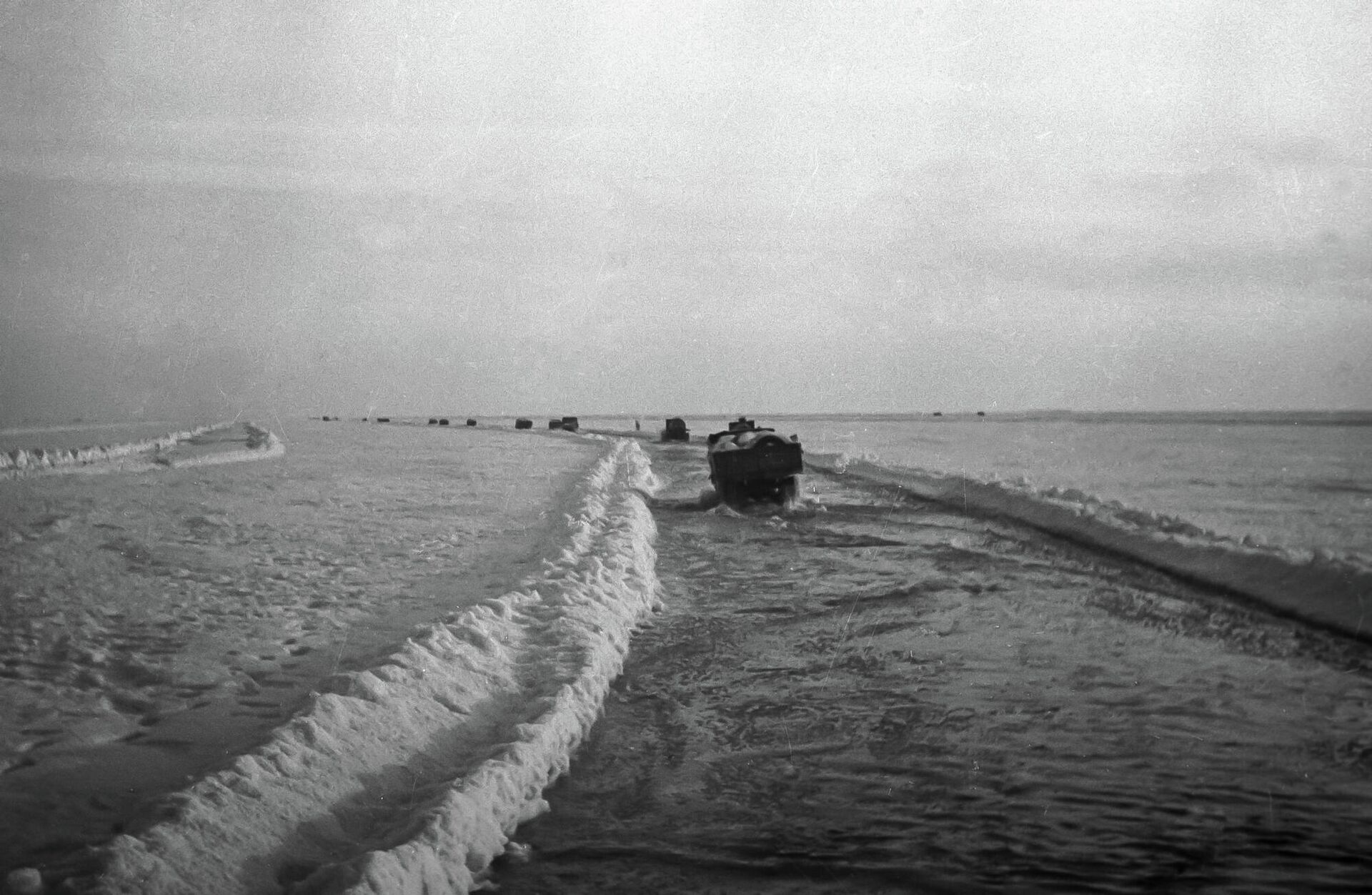 На водно-ледяной трассе Ладожского озера — Дороге жизни - РИА Новости, 1920, 24.01.2022