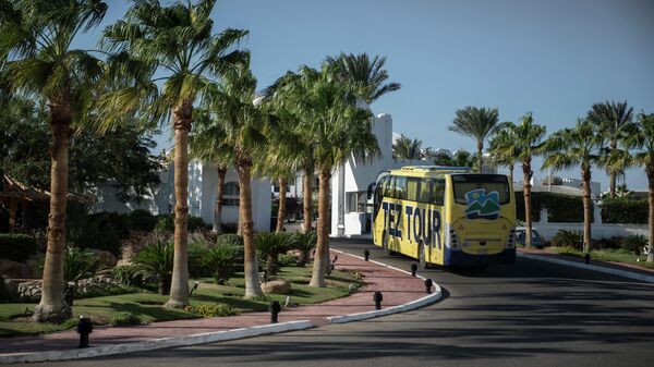 Автобус российского туроператора Tez Tour в египетском городе Шарм-эш-Шейхе