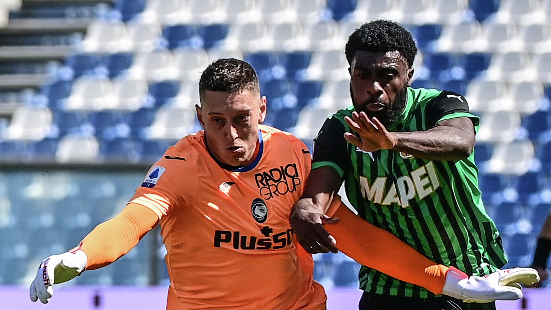 Atalanta's Italian goalkeeper Pierluigi Gollini (L) fouls Sassuolo's Ivorian midfielder Jeremie Boga leading to a red card during the Italian Serie A football match Sassuolo vs Atalanta Bergamo at the Mapei Stadium in Reggio-Emilia, on May 2, 2021. (Photo by MIGUEL MEDINA / AFP) - РИА Новости, 1920, 24.01.2022