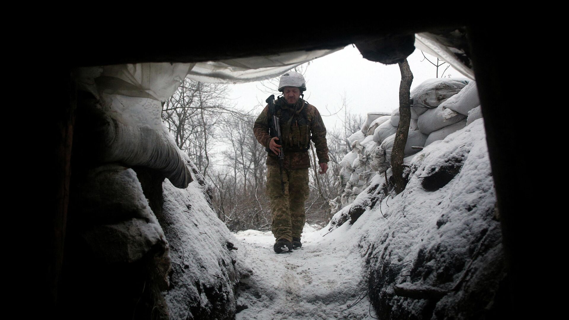 Украинский военный на линии соприкосновения в Луганской области - РИА Новости, 1920, 24.01.2022